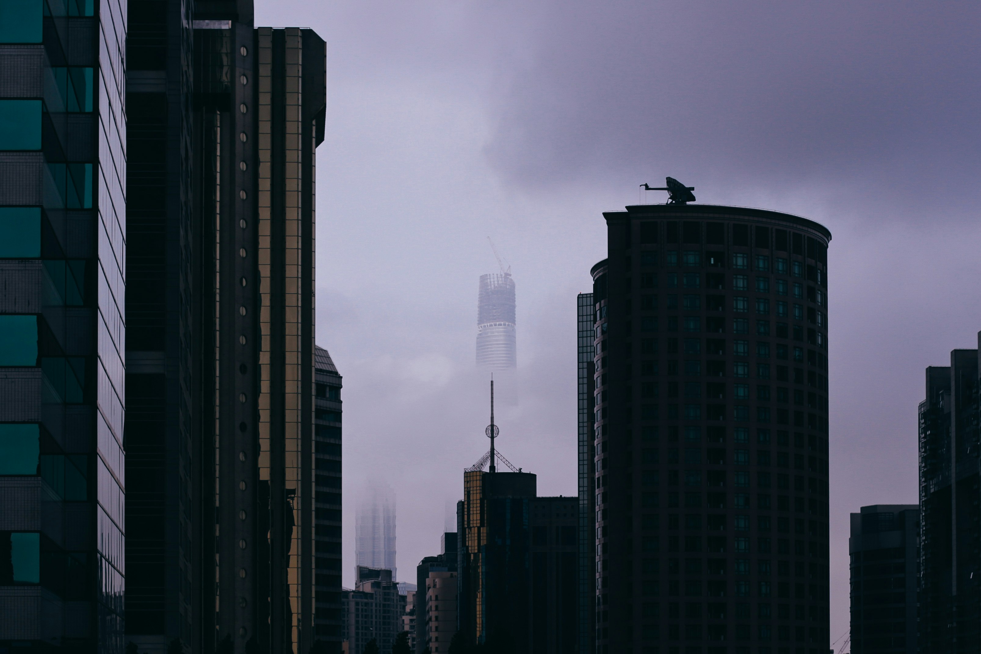 closeup photo of city building